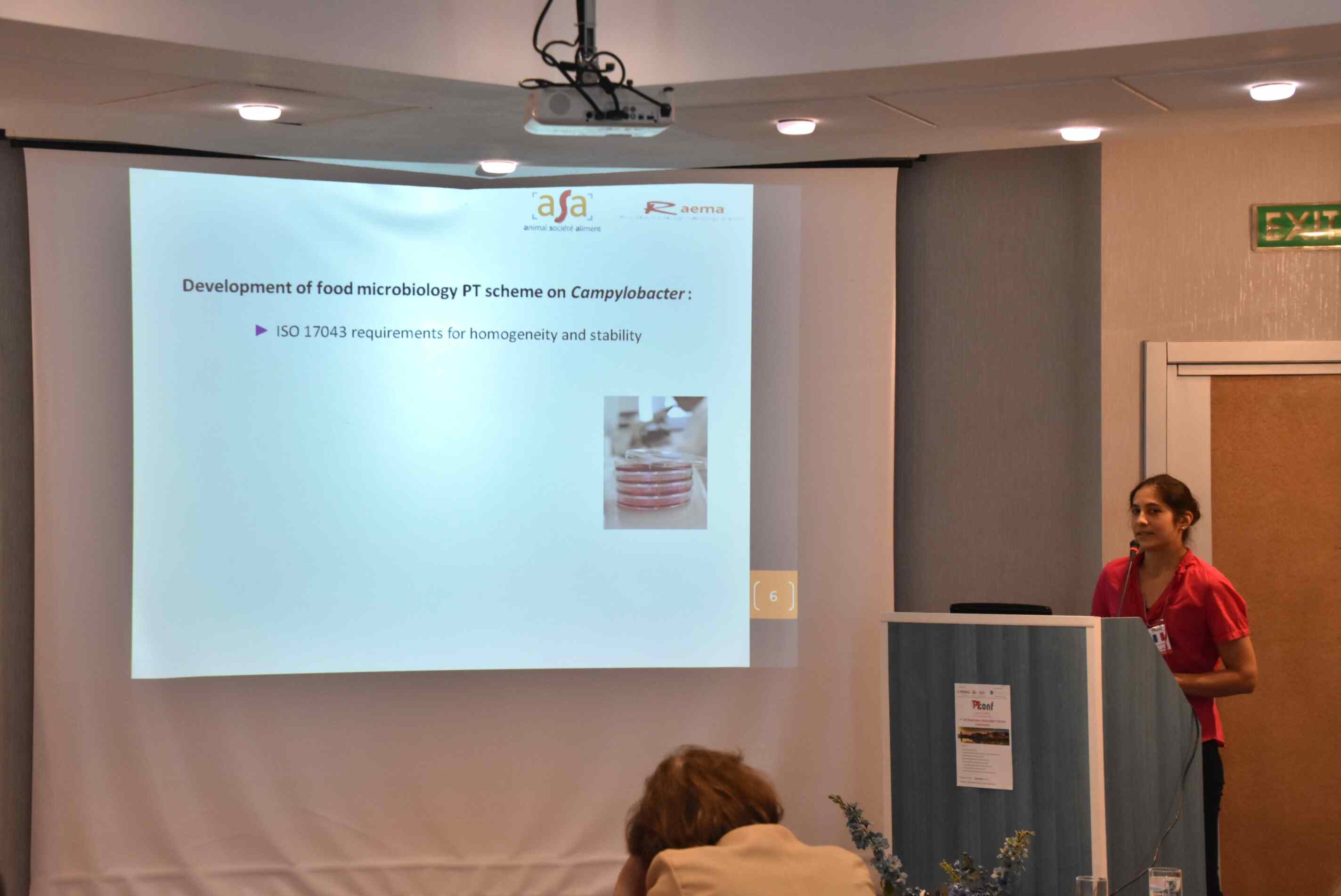 Photo de Leïla ALI MANDJEE faisant une présentation lors d'une conférence.